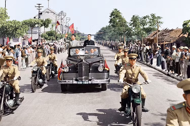 Kể từ khi thành lập đến này, các thế hệ lãnh đạo Triều Tiên vẫn thường xuyên giữ quan hệ và viếng thăm Việt Nam. Đương nhiên với mỗi một lãnh đạo đều có riêng cho mình một mẫu xe yêu thích. Vậy các đời chủ tịch Triều Tiên từng yêu thích và sử dụng những mẫu xe nào.
