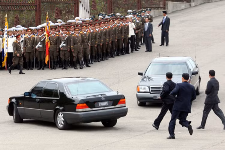 Đến hiện tại, chủ tịch Kim Jong Un vẫn tiếp nối niềm yêu thích của cha mình đối với dòng xe Mercedes-Benz. Bằng chứng là chiếc xe mà ông sử dụng trong những chuyến công du nước ngoài là Mercedes-Benz S600 Pullman Guard và Maybach 62S.