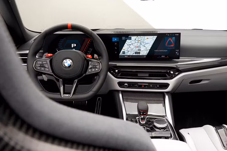 Theo thông tin của người đặt cọc đăng tải thì giá xe BMW M4 Competition XDrive LCI 2024 sẽ khoảng 7 tỷ đồng chưa rõ đã bao gồm chi phí lăn bánh hay chưa và có thể sẽ đi kèm màu sơn BMW Frozen Orange Metallic độc bản, ngoài ra chủ xe có thể cá nhân hóa thêm các chi tiết khác.