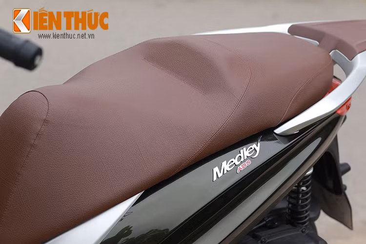 Ở Medley ABS mới ra mắt, Piaggio đã thiết kế yên xe dành cho người ngồi phía sau thoải mái hơn so với những mẫu xe trước đây của hãng. Chiều cao yên ở mức 799 mm. 