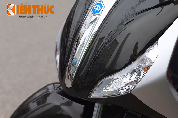  Phần đầu xe với dàn nhựa hai bên, chính giữa là dải mặt nạ của xe cùng logo của nhà sản xuất Piaggio. Hai bên yếm xe sở hữu màu bac, đèn xi nhan trước tích hợp đèn Led chiếu sáng ban ngày phong cách hơn.