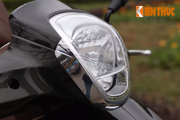 Xe sở hữu phần đầu xe và đèn pha lớn vếch ngược lên phía trên khá giống với đối thủ đình đám Nhật Bản của mình tại thị trường Việt Nam - đó là mẫu Honda SHi.