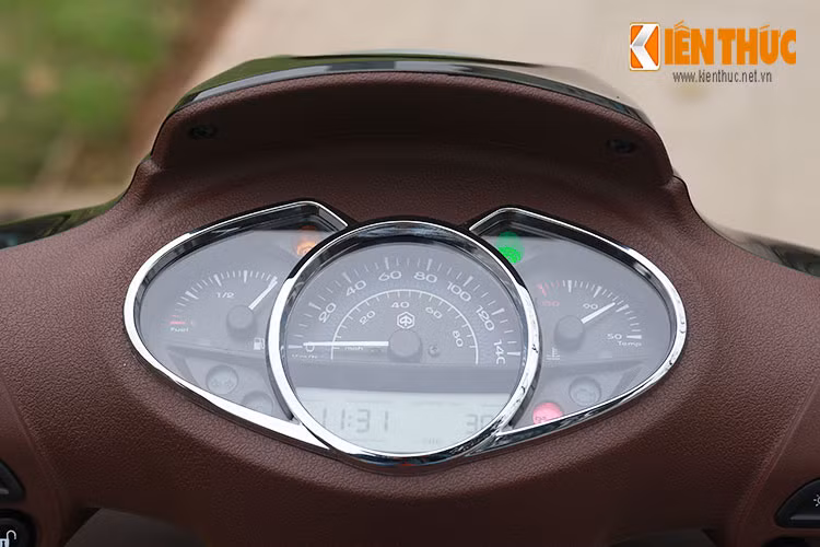 Bảng đồng hồ được thiết kế khá lớn, bao gồm; một màn hình LCD, cho phép người lái tìm hiểu mọi thông tin cần thiết về trạng thái xe; đèn báo hệ thống phun xăng điện tử, đèn báo áp suất dầu, đèn báo ABS, đèn báo hệ thống khóa từ immobilizer…