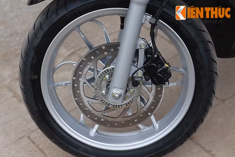 Trang bị an toàn phía trước là phanh đĩa đường kính 260 mm, tích hợp hệ thống chống bó cứng phanh ABS. Giảm xóc trước dạng ống lồng thủy lực, đường kính 33 mm.