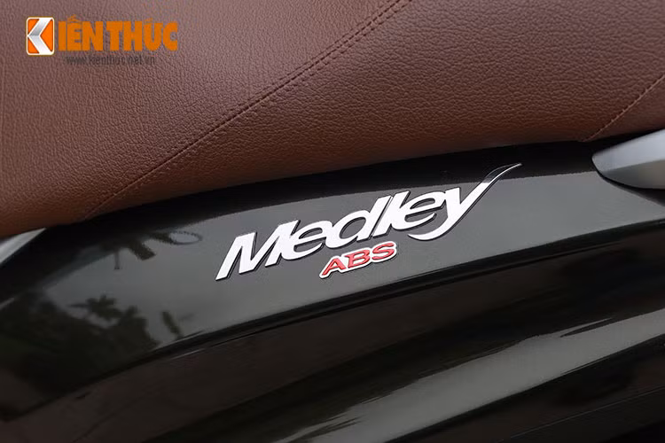 Hai bên thân xe Madley ABS được thiết kế với những đường vuốt mềm mại khí động học, đi kèm với đó là logo tem nổi của mẫu xe này.