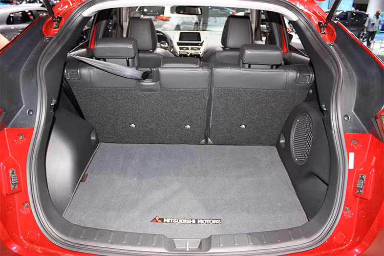 Mitsubishi Eclipse Cross được phân phối tại Singapore được trang bị động cơ tăng áp MIVEC 4B40 1.5 lít bốn xi lanh với công suất 163 mã lực tại vòng tua 5.500 vòng/phút và mô-men xoắn 250 Nm từ 1.800 đến 4.500 vòng/phút. Sức mạnh truyền động qua hệ dẫn động cầu trước thông qua hộp số tự động INVECS III CVT 8 cấp với chế độ thể thao.