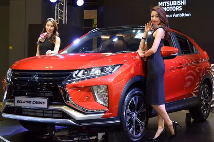 Singapore là quốc gia đầu tiên ở Đông Nam Á ra mắt chiếc Mitsubishi Eclipse Cross 2018 mới với một phiên bản duy nhất 1.5T. Đây được coi là một phiên bản sản xuất thương mại của mẫu concept XR-PHEV được đặt ở giữa phân khúc của Outlander và Outlander Sport từng được hãng Nhật Bản giới thiệu vào năm 2013 và 2015.