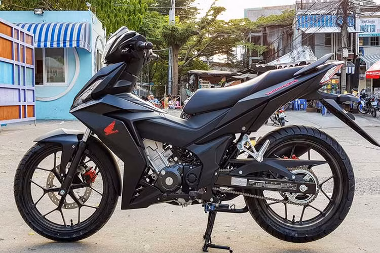 Xe máy phân khối nhỏ trang bị phanh ABS ở Việt Nam hiện đã có ở một số dòng xe tay ga tầm trung của Honda, Yamaha hay Piaggio. Với các loại xe khác cũng phân khối nhỏ như underbone hay backbone cụ thể là chiếc Honda Winner 150 mới, không được trang bị hệ thống ABS trong danh mục của nhà sản xuất.