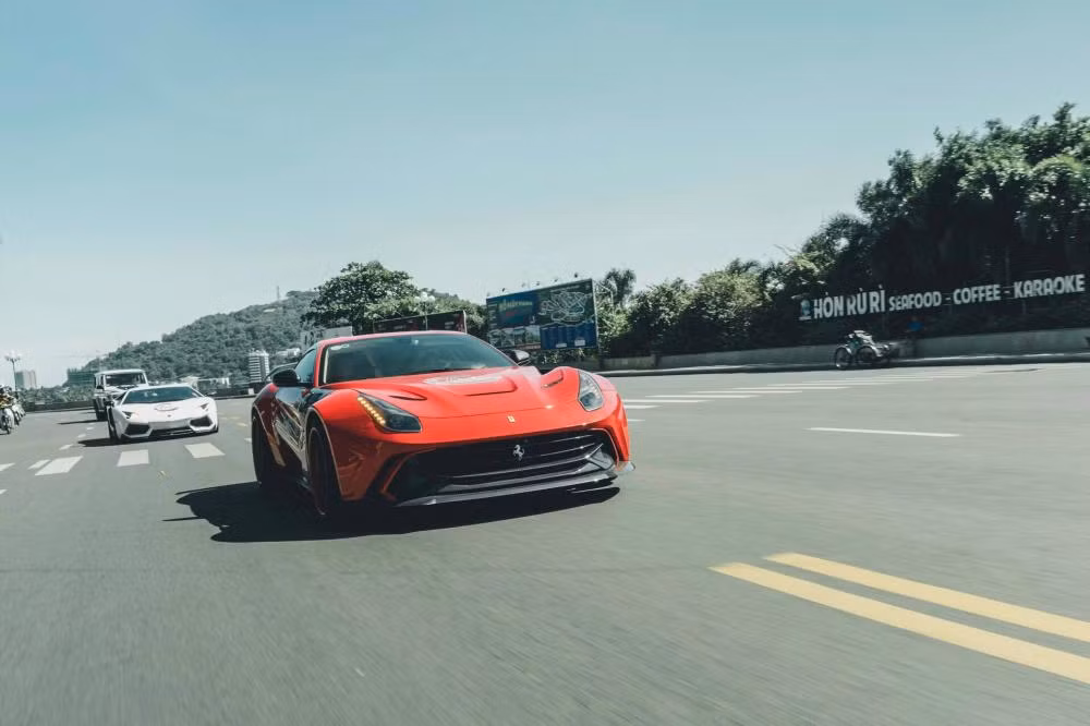 Ở gói độ của Duke Dynamics, hãng này đã thay đổi đến 21 chi tiết trên siêu xe nguyên bản Ferrari F12 Berlinetta nhằm mang đến ngoại hình hầm hố hơn. Hãng độ này sử dụng vật liệu sợi Carbon hoặc Fibeglass Reinfored Plastic (Nhựa cốt sợi thủy tinh) để tạo ra bộ body kit cực hiếm cho Ferrari F12 Berlinetta.