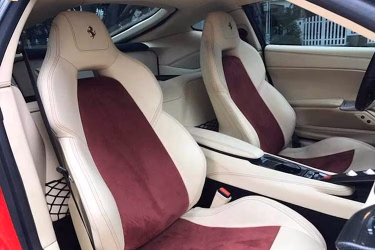 Trước khi được trang bị bộ body kit hàng hiếm của Duke Dynamics, siêu xe Ferrari F12 Berlinetta của đại gia Vũng Tàu cũng từng mang trên mình bộ body kit độc nhất Việt Nam của hãng DMC. Đi kèm bản độ này còn có mâm Forgiato đa chấu, hệ thống treo và ống xả của hãng Innotech.