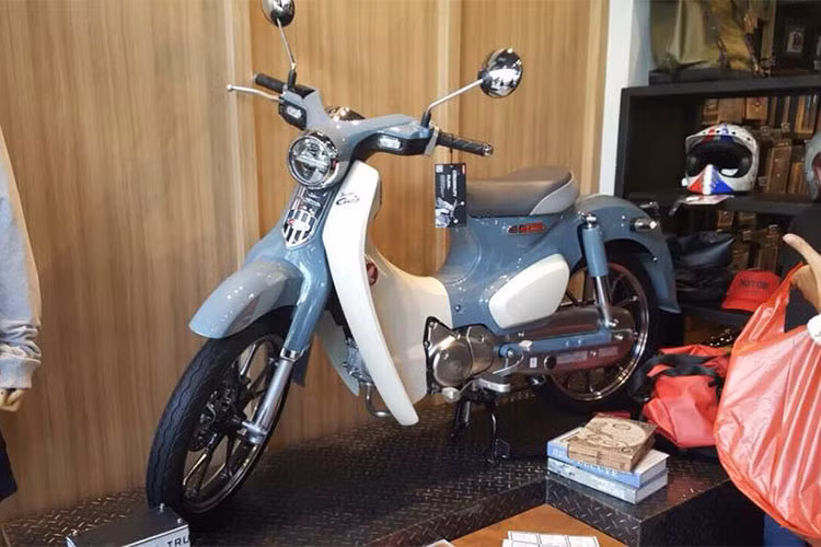 Chiếc xe máy Honda Super Cub C125 phiên bản mới đầu tiên về Việt Nam được nhập về dưới dạng tiểu ngạch. Theo anh Mến chủ chiếc xe tại TP HCM chia sẻ, việc sở hữu chiếc Super Cub C125 mới này thật sự không đơn giản, bởi tại Thái Lan xe được bán ra rất nhỏ giọt và giới hạn.