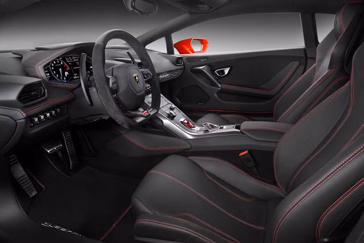 Bên trong nội thất, Huracan LP580-2 cũng không có nhiều khác biệt so với LP610-4, chỉ được bổ sung thêm hệ thống thông tin giải trí Lamborghini Infotainment System II thế hệ mới.