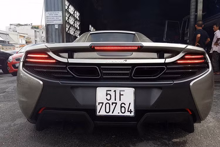 Có thể thấy carbon được bao phủ khắp nơi quanh mẫu siêu xe đình đám này - cản sau được làm lại bằng sợi carbon hoàn toàn giúp trọng lượng giảm vài kg. Những khe khuếch tán cũng lớn hơn nhằm phân tán luồng khí quẩn phía đuôi xe khi chạy nhanh.