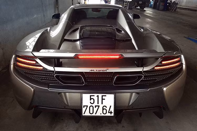 So với người anh em Coupe, phiên bản mui trần khác biệt với thiết kế phần mui có thể mở ra, điều này khiến cho xe nặng hơn 40kg và ở mức 1.370kg. Cấu trúc mui xếp cứng có thể tự động đóng hoặc mở trong thời gian dưới 17 giây khi xe chạy ở vận tốc 30 km/h.