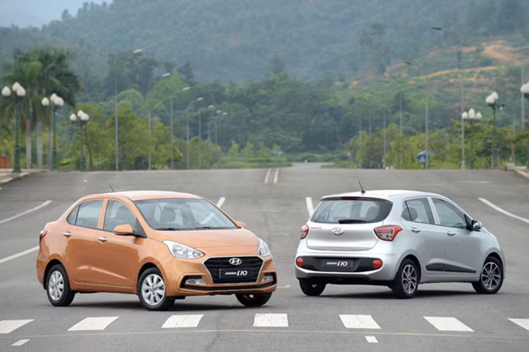 Cụ thể, chương trình giảm giá Hyudnai Grand i10 sẽ áp dụng cho biến thể 1.2 hatchback trên cả bản số tự động lẫn số sàn. Mức giảm được ghi nhận cao nhất ở mức 15 triệu đồng và triển khai theo hình thức trừ thẳng tiền mặt. Như vậy, Hyundai Grand i10 vẫn sẽ có giá bán niêm yết trong khoảng từ 315 - 415 triệu đồng. Riêng bản 1.2 hatchback có giá từ 315 - 372 triệu đồng, thay vì 330 - 387 triệu đồng. 