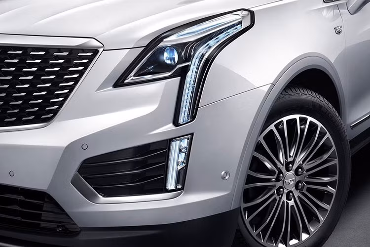 Bên cạnh đó, XT5 2020 cũng có các gương chiếu hậu mới, cánh lướt gió phía sau tinh chỉnh, giúp cải thiện tính khí động học của xe, đồng thời giúp chiếc crossover hạng sang yên tĩnh và thoải mái hơn khi vận hành.