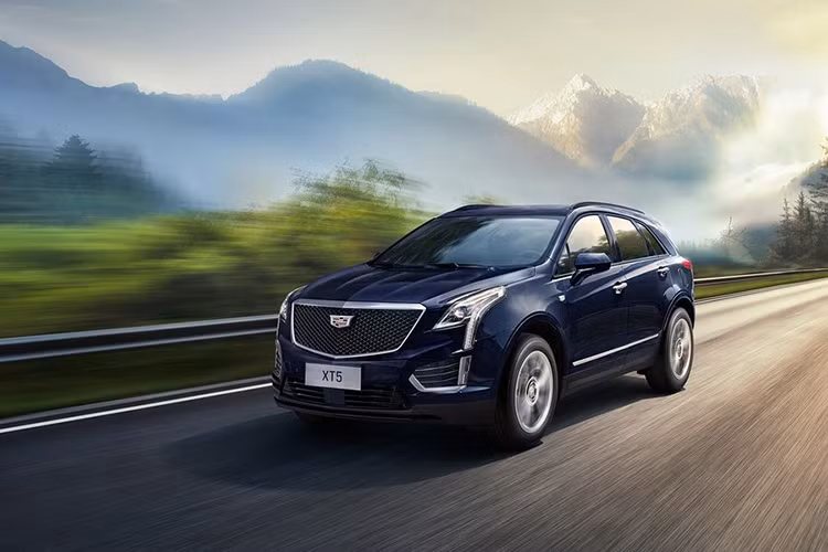 Giá xe Cadillac XT5 bản facelift 2020 vẫn chưa được tiết lộ tại thị trường đông dân nhất thế giới này. Dự tính nó sẽ được bán ra thị trường vào tháng sau, XT5 2020 mới sẽ cạnh tranh với các đối thủ như BMW X3, Mercedes GLC hay Lexus NX trong phân khúc crossover hạng D.