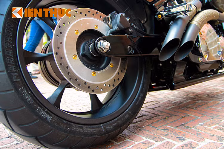 Bánh sau của xe cùng phanh đĩa đơn vân được chủ xe giữ nguyên bản.
