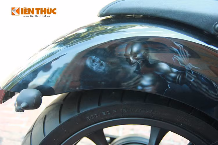 Toàn bộ màu sơn của xe được vẽ với phong cách Air-brush đầy ma mị.