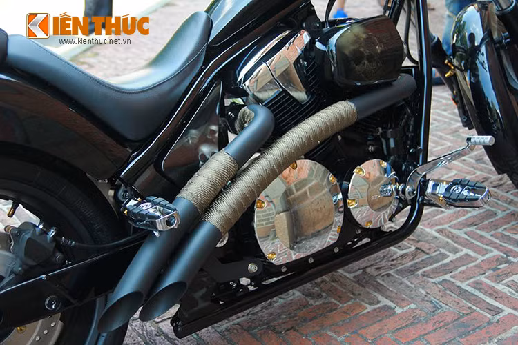 Cặp gác chân trước và sau, bộ ốc lốc máy, lọc gió độ và đặc biệt là cặp pô xe màu đen nhám có giá trị khoảng 30 triệu đồng.