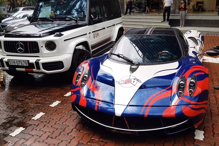 Mẫu siêu xe Pagani Huayra được mệnh danh ”Thần Gió” này được đưa về nước vào giữa năm 2016 và tạo nên một cơn sốt không chỉ tại Việt Nam mà còn ở nhiều quốc gia trên thế giới. Xe chỉ được sản xuất giới hạn với số lượng chỉ 100 xe trên quy mô toàn cầu, không những vậy giá bán của Huayra cũng đủ để khiến không ít người phải ngao ngán khi lên đến hàng triệu Đô la.