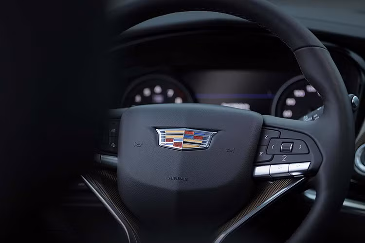 Về nội thất, cabin trên 02 phiên bản Premium Luxury và Sport được bán ra có sự khác biệt, cụ thể bản Premium Luxury sẽ được trang trí bằng vật liệu gỗ, trong khi đó bản Sport có viền bằng sợi carbon lấy cảm hứng từ các phiên bản hiệu suất cao (dòng V-Series).