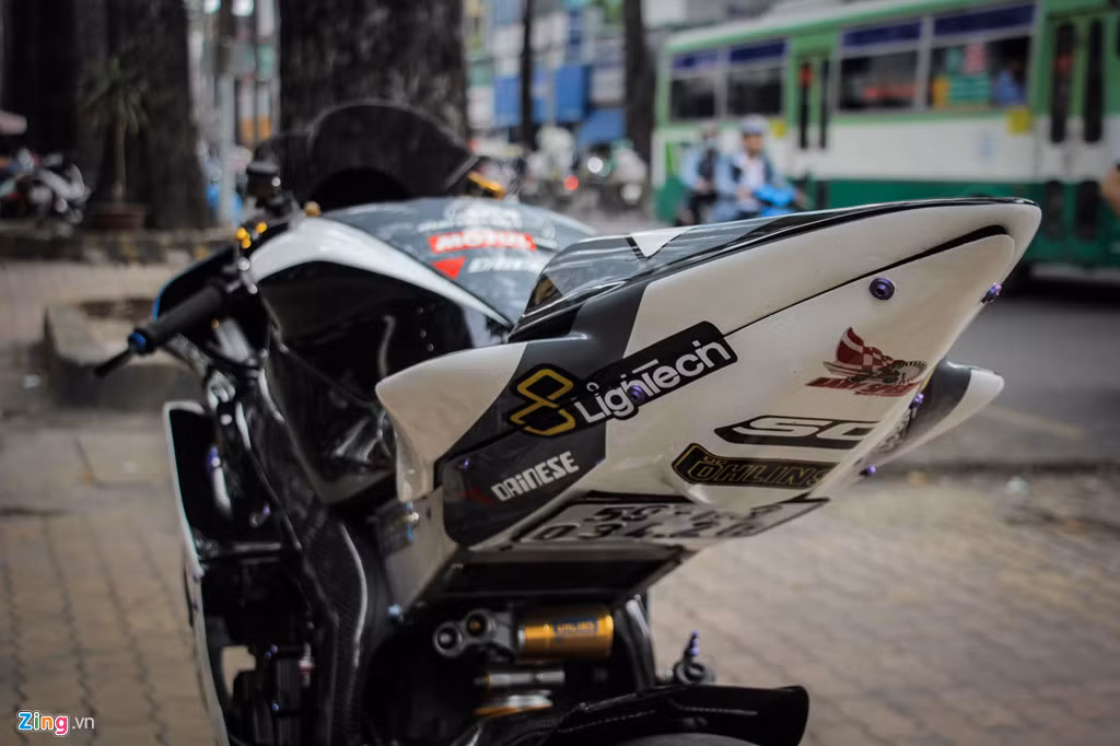 Bản độ Yamaha R6 có khung sườn bằng thép chuẩn xe đua GP, có khối lượng siêu nhẹ và độ bền cao. Cụm đèn phía sau cũng được loại bỏ, phần đuôi xe được thiết kế vuốt nhọn.