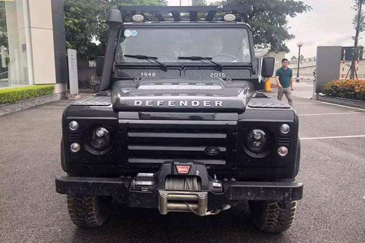 Ở ngoại hình, Land Rover Defender 1948-2015 X-Spec Edition gây ấn tượng với ngoại thất sơn màu đen toàn thân. Phía trước đầu xe được trang bị thêm tời kéo chạy điện, bên hông xuất hiện thêm ống thở hay trên nóc xe có giá chằng đồ mang đậm chất những mẫu xe dùng cho off-road.