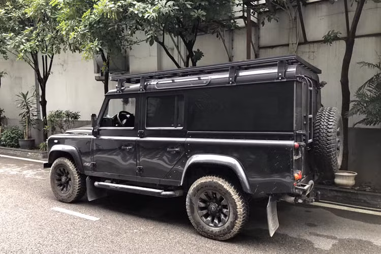Hệ thống đèn chiếu sáng trên Land Rover Defender bản đặc biệt dành riêng cho thị trường Việt Nam có dạng LED. Thân xe cùng các chi tiết được thiết kế vuông vức mang phong cách địa hình, khá giống với "đối thủ" Mercedes-Benz G-Class nhưng dài hơn.