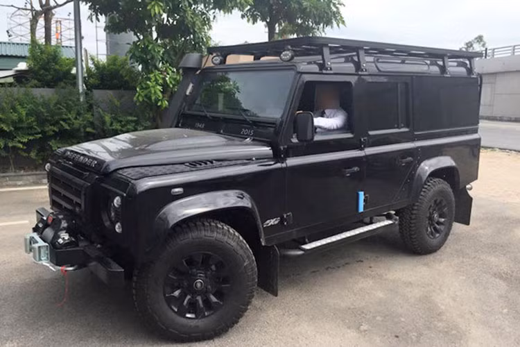 Mẫu xe trong bài viết này được một người yêu xe tại Hải Phòng mua lại và thuộc diện đã qua sử dụng. Lúc mới về nước, chiếc xe này có giá bán khoảng 2,8 tỷ đồng. Trước đó, 1 chiếc Land Rover Defender 1948-2015 X-Spec Edition đã từng bị bắt gặp đeo biển kiểm soát của Hà Tĩnh.