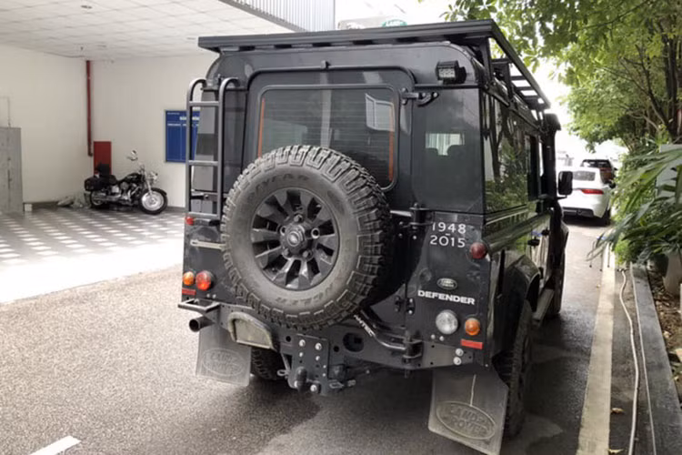 Land Rover Defender cực hiếm dành riêng cho thị trường Việt Nam sẽ có 1 bản số sàn và 1 bản tự đổng. Cả hai đều được trang bị động cơ dầu 4 xy-lanh thẳng hàng, dung tích 2.2 lít, sản sinh công suất tối đa 120 mã lực và mô-men xoắn cực đại 360 Nm tại vòng tua 2.000 vòng/phút.