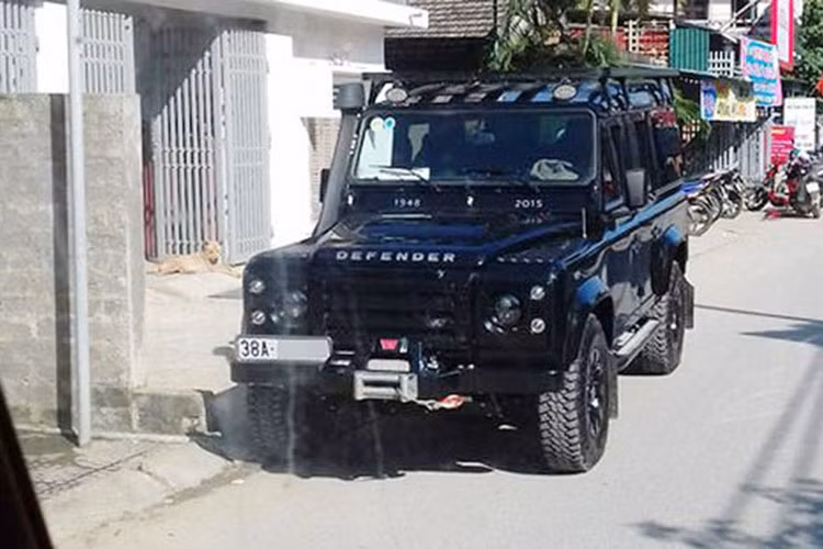 Mới đây, 1 trong 2 chiếc xe Land Rover Defender "hàng hiếm" được sản xuất dành riêng cho thị trường Việt Nam đã bị bắt gặp xuất hiện tại đại lý chính hãng ở Hà Nội để hoàn thành việc kiểm tra "sức khoẻ" trước khi bàn giao lại cho chủ nhân mới, một người mê xe Hải Phòng. 