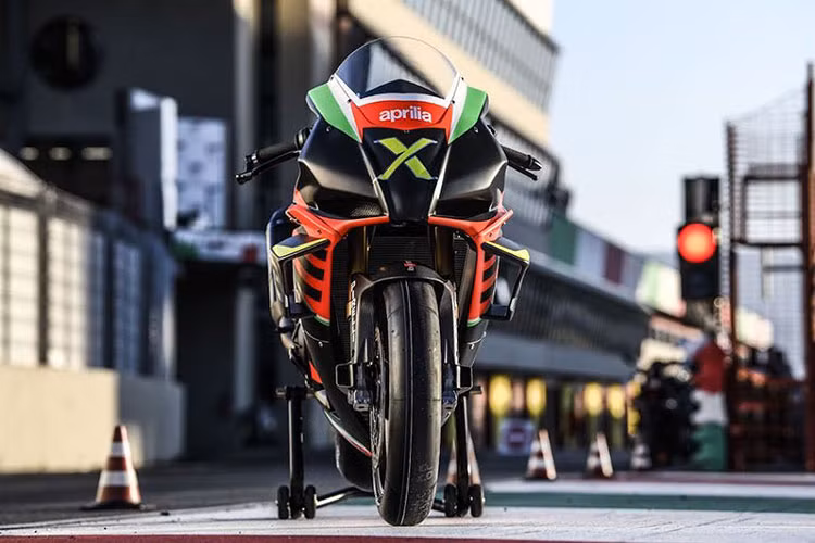 Theo đó, bản giới hạn của siêu môtô RSV4 mới sẽ mang tên đầy đủ là Aprilia RSV4 X, với số lượng giới hạn là 10 xe trên toàn thế giới. Tuy nhiên, xe sẽ không được bán theo diện xe thương mại và sẽ chỉ được sử dụng và hoạt động bên trong trường đua do được phát triển đặc biệt, không đáp ứng đủ điều kiện để lưu thông ngoài đường công cộng.