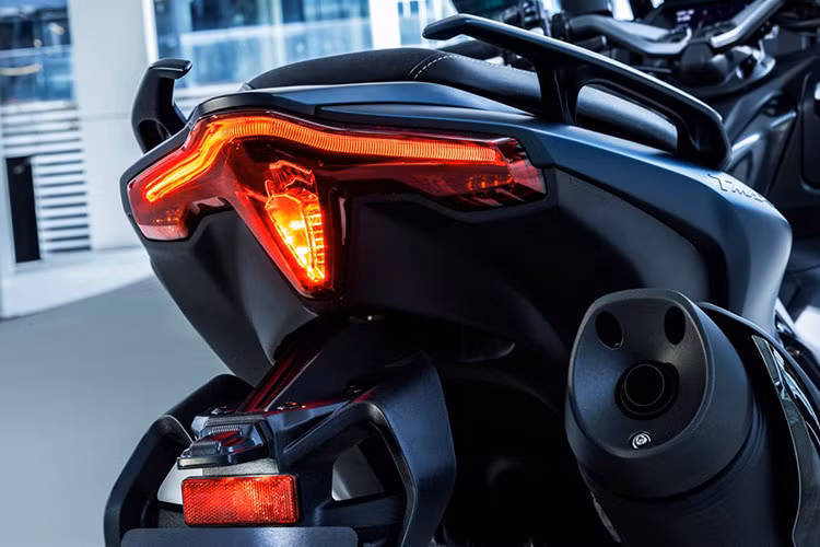 Yamaha TMAX Tech Max 2025 sở hữu các trang bị điện tử tiên tiến bao gồm có hệ thống D-Mode độc quyền của Yamaha. Hệ thống này cho phép lái xe tùy chỉnh phản ứng ga đem lại hiệu suất phấn khích hay thư giãn, tiết kiệm xăng. Xe còn có nhiều thiết bị điện tử hỗ trợ lái xe, như kiểm soát bám đường và ABS (chống bó cứng phanh) làm tiêu chuẩn. 