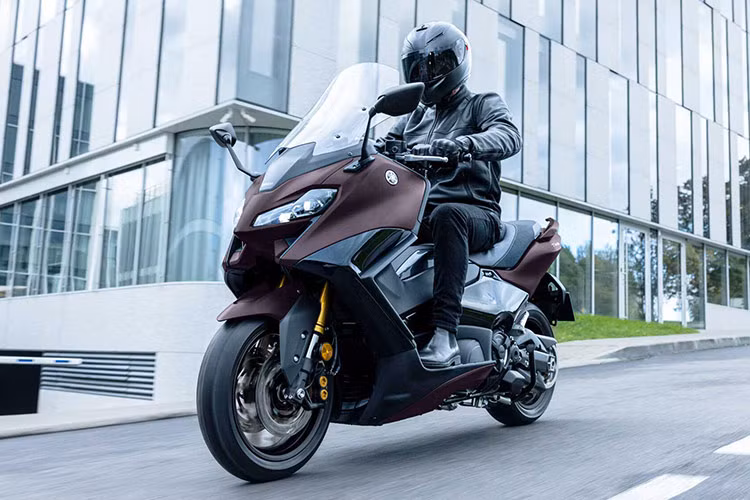 TMAX 560 Tech Max có 2 tùy chọn màu mới, gồm màu đen tuyền và xám ngọc trai. Tại thị trường Malaysia, mức giá xe Yamaha TMAX 560 Tech Max 2025 niêm yết là 74.998 MYR (tương đương khoảng 427,2 triệu đồng), đắt hơn cả ôtô điện Vinfast VF3 tại Việt Nam. 