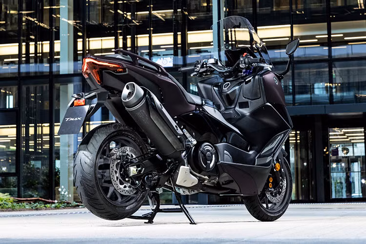 Mẫu xe ga Yamaha TMAX Tech Max 2025 bản nâng cấp lần này có một diện mạo không khác biệt so với bản cũ, vẫn duy trì nét thể thao, với những đường góc cạnh sạch sẽ và sắc nét.