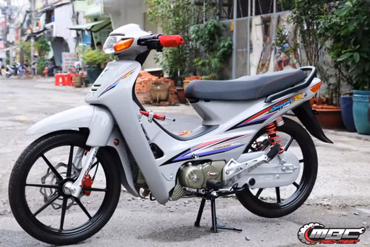 Bằng sự đam mê và đầy nhiệt huyết của mình, chiếc xe máy Honda Wave đời cũ đã được các tay thợ Sài Gòn cho ra mắt với màn lột xác đầy ngoạn mục. Chiếc xe mang một diện mạo mới nổi bật và ấn tượng qua loạt đồ chơi, phụ tùng kiểng cao cấp.