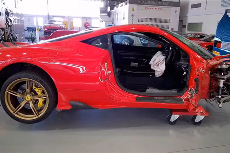 Chiếc siêu xe Ferrari 458 Speciale "mất đầu" chỉ mới đi được quãng đường dài 4.741 km. Ngoài những bộ phận hỏng nặng ở phần đầu, chiếc siêu xe còn bị vỡ kính chắn gió trước, túi khí ghế lái đã bung.