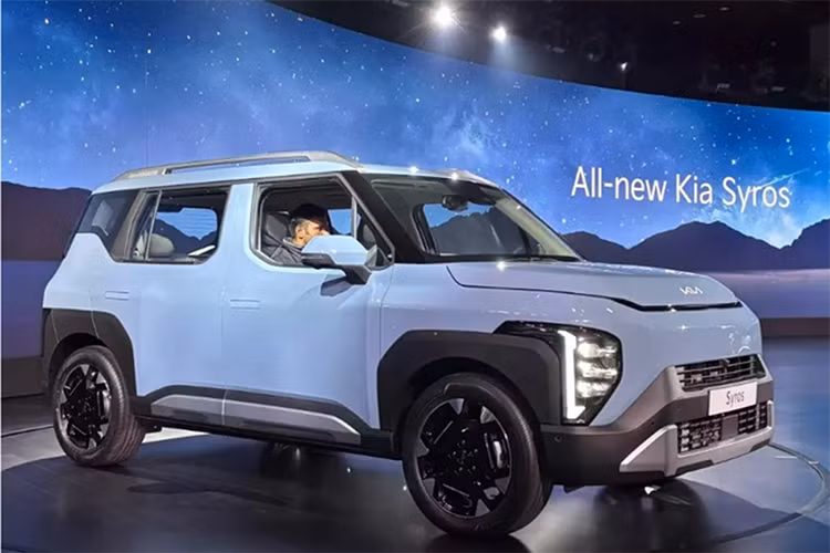 Ở các bản số tự động cao cấp, Kia Syros 2025 có thêm lẫy chuyển số sau vô lăng. Trong tương lai, xe sẽ được bổ sung phiên bản chạy hoàn toàn bằng điện. Kia Syros 2025 sẽ chính thức được bàn giao cho khách hàng Ấn Độ vào giữa tháng 2 năm nay. Tại thị trường Ấn Độ, xe sẽ cạnh tranh với những đối thủ như Hyundai Venue, Tata Nexon, Skoda Kylaq và Suzuki Brezza.
