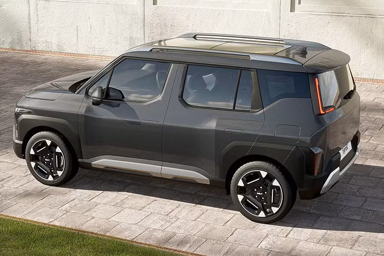 Kia Syros 2025 được áp dụng phong cách thiết kế tương tự những mẫu xe điện cùng thương hiệu như EV3 và EV9. Điểm nhấn của mẫu SUV hạng A này nằm ở khu vực đầu xe cũng như sườn xe vuông vức và thẳng đứng, lưới tản nhiệt hẹp và hốc gió trung tâm đều có thiết kế hình chữ nhật. Trong khi đó, đèn pha được thiết kế dọc với 3 bóng LED, tích hợp dải đèn LED định vị ban ngày lấy cảm hứng từ chòm sao.