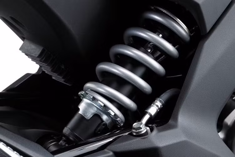 Là mẫu xe cỡ nhỏ nhưng Z125 Pro rất được Kawasaki ưu ái khi trang bị cặp giảm xóc trước hành trình ngược (upside-down) đường kính 30 mm và hành trình 100 mm. Phía sau là giảm xóc đơn monoshock.