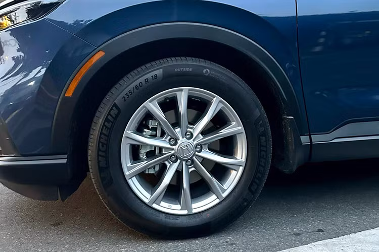 Được biết, Honda CR-V L FWD có giá niêm yết là 1,159 tỷ đồng và lăn bánh ở tỉnh là 1,22 tỷ đồng nhờ được giảm trước bạ 50%. Đối với khách hàng chấp nhận mua xe lướt, rõ ràng Honda CR-V 2023 chạy 48km là một món hời ở thời điểm kinh tế khó khăn như hiện nay.