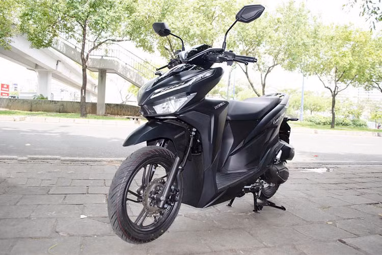 Chưa đầy một tháng sau khi ra mắt taị thị trường Indonesia, mẫu xe tay ga Honda Vario 2018 cũng đã xuất hiện tại Việt Nam với duy nhất phiên bản màu đen nhám. Vario hay còn gọi là Click ở Thái Lan được người Việt ưa chuộng bởi thiết kế thể thao và ưu thế chất lượng của xe nhập.