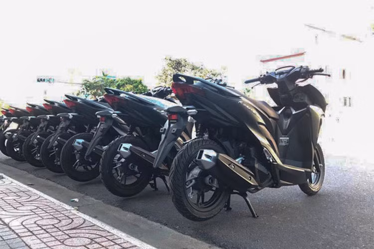 Lô xe ga Honda Vario 150 phiên bản 2018 mới này được nhập khẩu từ một số đại lý tư nhân tại TP HCM mới chỉ có màu đen nhám, theo một công ty nhập khẩu nằm trên đường An Dương Vương, quận 5, sắp tới những chiếc Vario 150 2018 với các màu sắc khác như đỏ, bạc sẽ sớm xuất hiện.