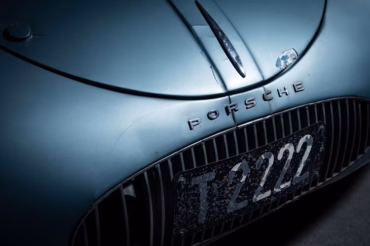 Ferdinand Porsche đã mong muốn chế tạo một phiên bản nhanh hơn, nhẹ hơn của KdF-Wagen, phiên bản ban đầu của Volkswagen Beetle. Cuộc đua Berlin-Rome mà lẽ ra bắt đầu trong tháng 9 năm 1939 nhưng không bao giờ thành hiện thực là nguyên nhân đằng sau sự tồn tại của Type 64.