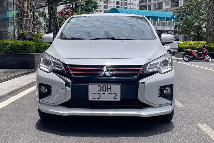 Với chiều dài cơ sở lên đến 2.002mm dẫn đầu phân khúc giúp Mitsubishi Attrage có không gian nội thất rộng rãi, đi kèm, hoang hành lý có dung tích lên đến 450 lít. Mẫu xe này còn gây ấn tượng với khối động cơ 1.2L tiết kiệm nhiên liệu (với mức tiêu thụ trung bình 5,36 lít/100 km).