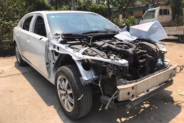 Nắp cốp của chiếc xe Lexus LS 460 đời cũ cũng đã được các tay thợ Việt thay bằng loại mới để phù hợp với việc thay cụm đèn hậu LED mới. Toàn bộ thân vỏ bên ngoài và nắp ca-pô được bóc tách khỏi thân xe để sơn lại.