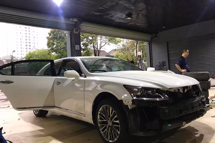 Sau khi hoàn thiện quá trình sơn ngoại thất, khoang động cơ được đánh bóng lại như mới. Từng chi tiết nhỏ được hoàn thiện một cách cẩn thận, việc này giúp bản độ giống với mẫu xe 2017 gần như là tuyệt đối.