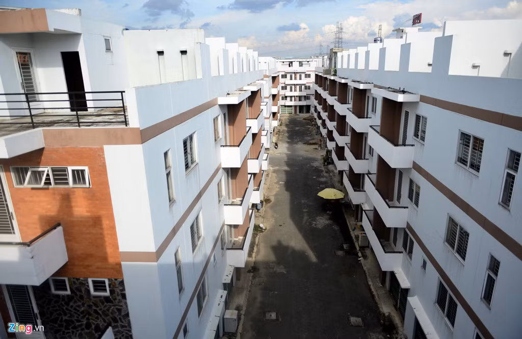 Vào bên trong các dãy nhà khu vực này là ma trận của những căn nhà phố được xây dựng giống nhau với 1 tầng trệt và 3 tầng lầu. Hầu hết đều không có người ở.