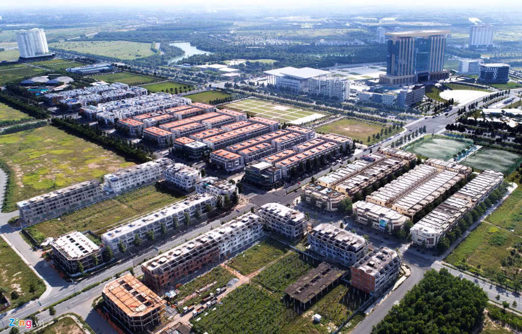 Những dãy nhà này được xây dựng rất bài bản thuộc dự án Rich Town với 234 căn có tổng diện tích sàn từ 400 đến hơn 600 m2 nằm cách tòa nhà hành chính tỉnh Bình Dương chỉ vài trăm mét.